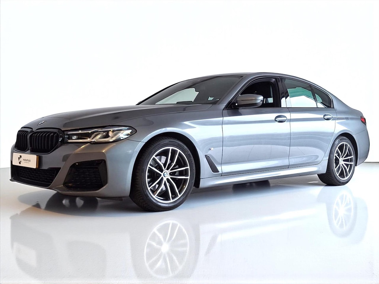BMW 5-serie - 520i M-SPORT LEDER LASERLICHT CARPLAY NAVI WINTERPACK 184 pk - AutoWereld.nl