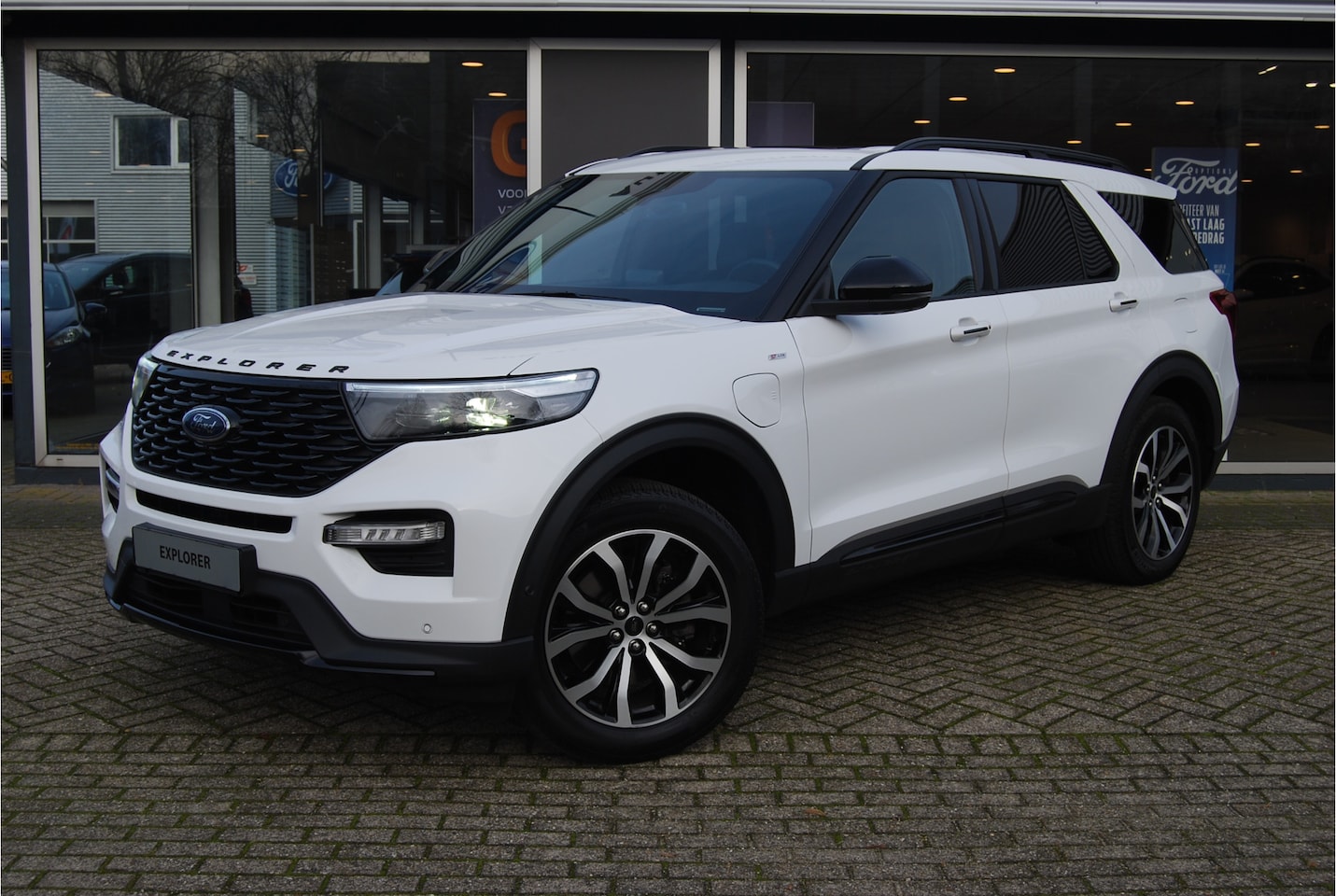 Ford Explorer - 3.0 V6 EcoBoost PHEV ST-Line 457pk 7-ZITS PANO.DAK | LEDER | CAMERA 360 | STOEL VERW/KOEL - AutoWereld.nl