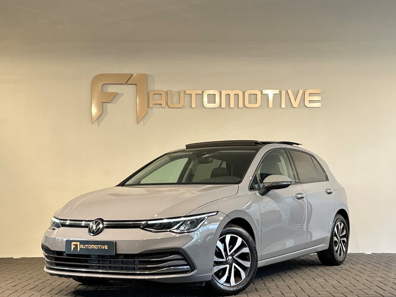 Volkswagen Golf - 1.0 eTSI Life Pano|ACC|Lane|Sfeer|Stoelverwarming|Stuurverwarming - AutoWereld.nl