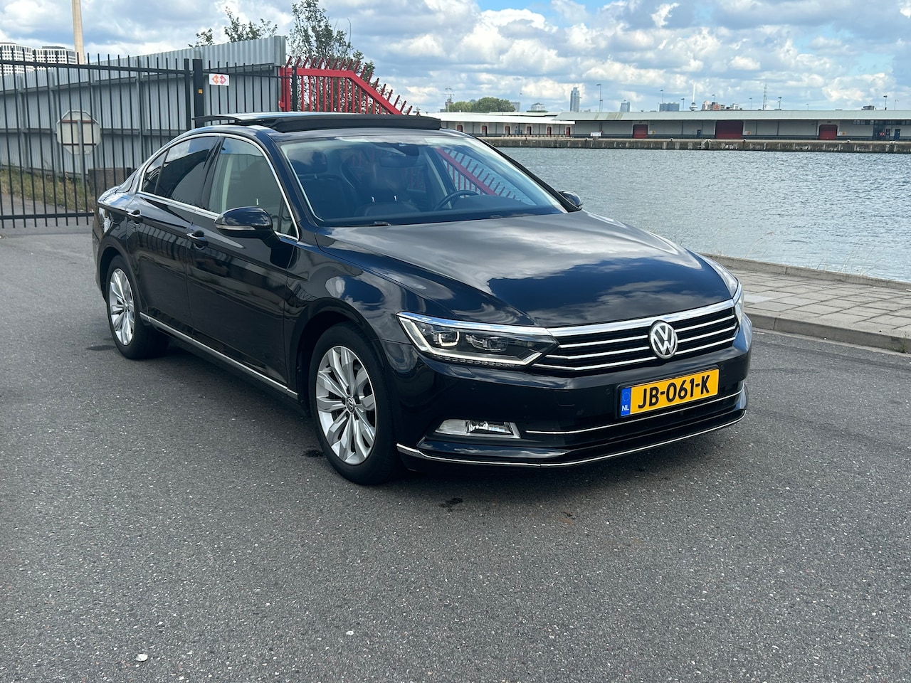 Volkswagen Passat - 1.8 TSI Highline 180 PK DSG AUT PANO CAMERA LEDER LED PDC ECC NAVI - AutoWereld.nl