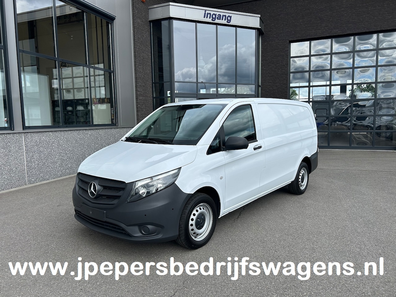 Mercedes-Benz Vito - 116 CDI Lang / Trekhaak / Airco / Parkeersensoren / Cruise control / 3 Zits / Achterdeuren - AutoWereld.nl