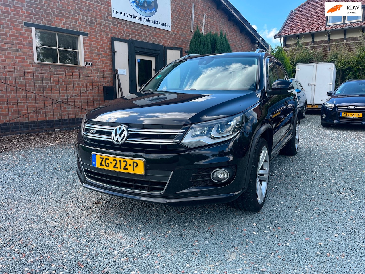 Volkswagen Tiguan - 2.0 TSI Sport&Style 4Motion ( Navigatie + Automaat + Trekhaak ) - AutoWereld.nl