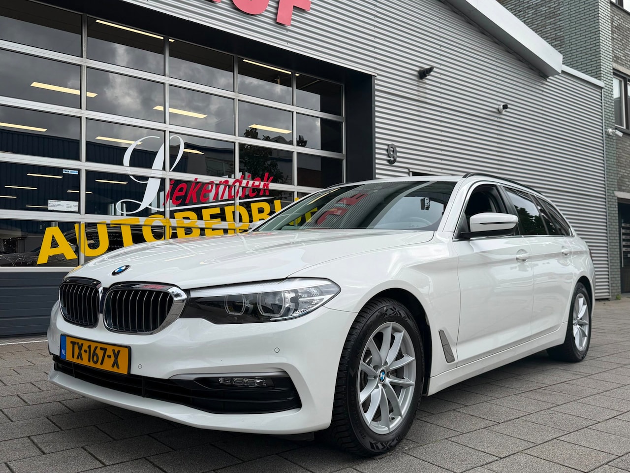 BMW 5-serie Touring - 520i Executive - Panorama dak -Schuifdak I Navigatie I Airco I LED I PDC I Sport pakket I - AutoWereld.nl