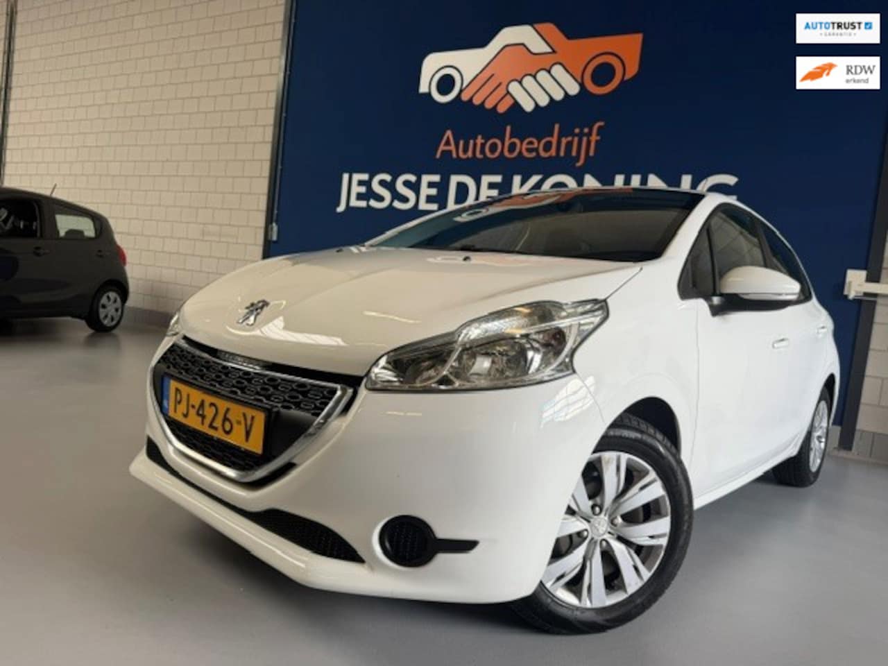 Peugeot 208 - 1.2 VTi Active / bj.2014 / kleur: wit / airco / navigatie / cruise control /etc. NAP met 1 - AutoWereld.nl