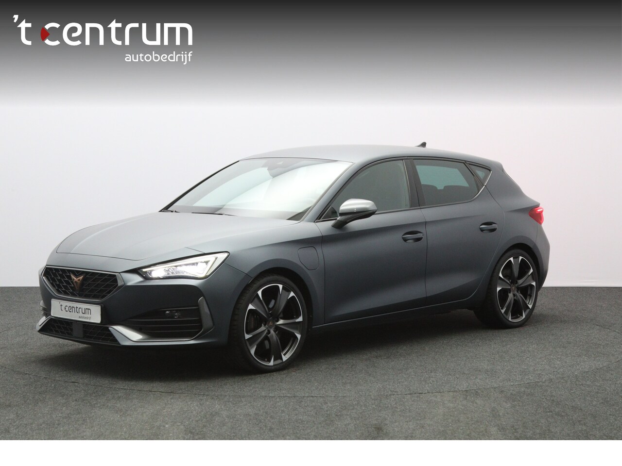 CUPRA Leon - 1.4 e-Hybrid VZ 245 PK Performance, Matte Grijs, Winterpakket, DCC, Adap. Cruise Control - AutoWereld.nl