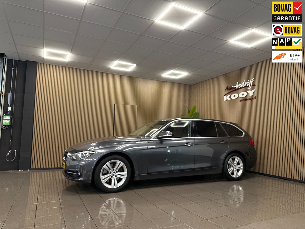 BMW 3-serie Touring - 330i Executive * 1e Eig / Automaat / 360° Camera / LED / Navigatie / NL Auto * - AutoWereld.nl