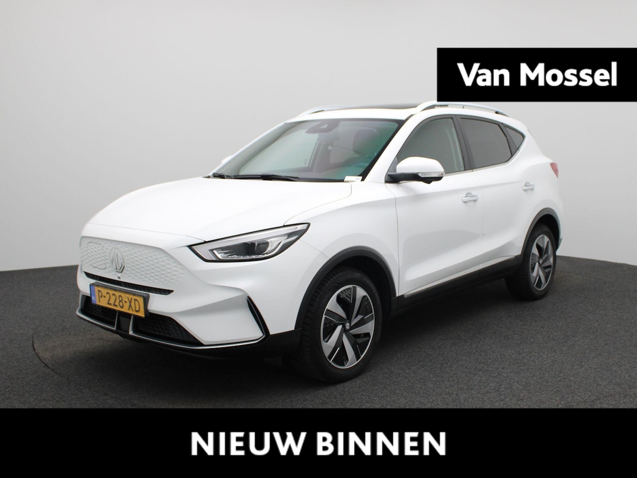 MG ZS - EV Standard Range Luxury 50 kWh | PANO | ACC | Achteruitrijcamera | Lane Assist | Keyless - AutoWereld.nl