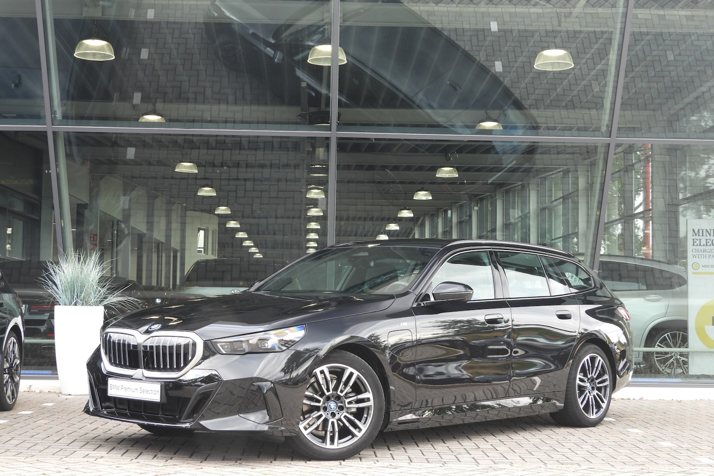 BMW 5-serie Touring - 530e M Sport Automaat / Panoramadak / Comfortstoelen / Comfort Access / Achteruitrijcamera - AutoWereld.nl