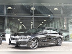 BMW 5-serie Touring - 530e M Sport Automaat / Panoramadak / Comfortstoelen / Comfort Access / Achteruitrijcamera