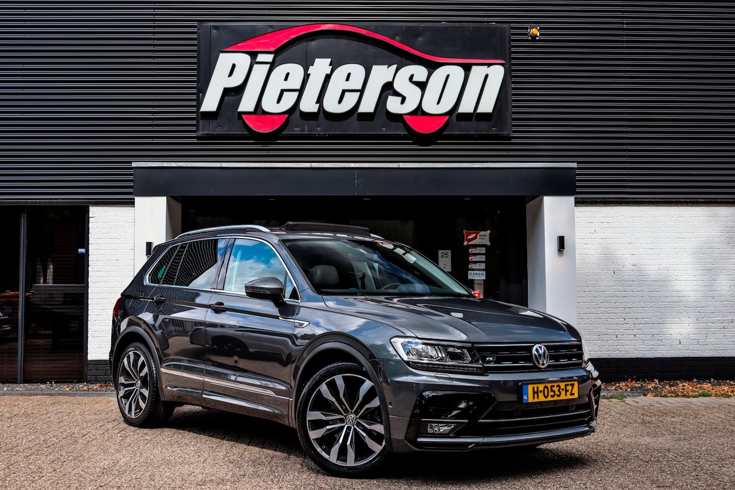 Volkswagen Tiguan - 2.0 TSI 4Motion R-Line PANO ACC VIRTUAL - AutoWereld.nl