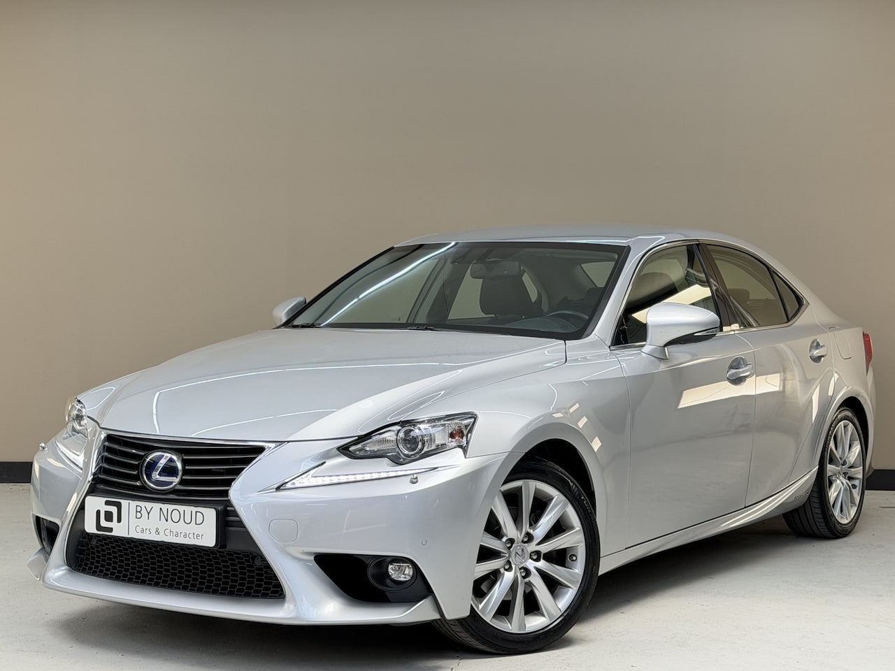 Lexus IS - 300h Business Line 300h Business Line, 180Pk, 2017, 2de eigenaar, Volledig leder, Dealer onderhouden, Stoelve - AutoWereld.nl