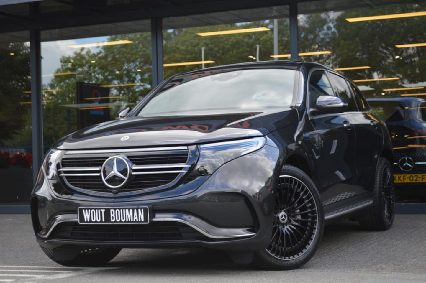 Mercedes-Benz EQC - 400 4MATIC AMG-Line 80 kWh Led Schuif/kanteldak Memory Distronic Head-Up Trekhaak Pdc - AutoWereld.nl
