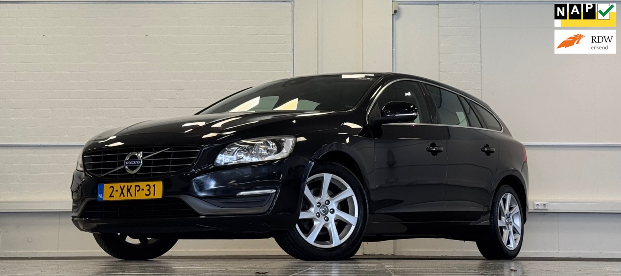Volvo V60 - 1.6 T3 Momentum Navigatie 3e Eigenaar Garantie Mooi! PDC - AutoWereld.nl