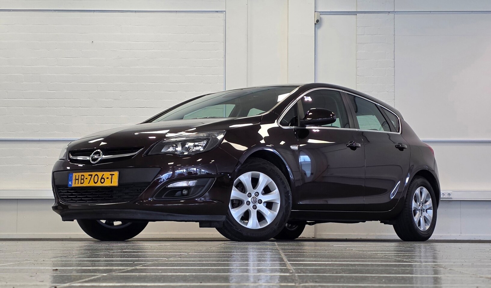 Opel Astra - 1.4 Turbo Blitz 1e Eigenaar 100% Onderhouden Trekhaak Navi - AutoWereld.nl