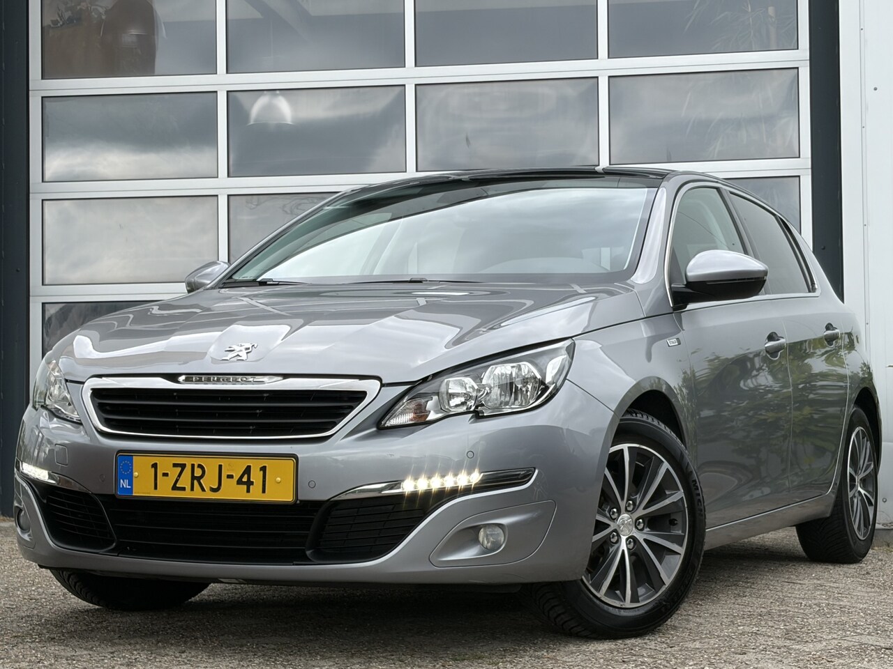 Peugeot 308 - 1.2 PureTech Style 131pk | Achteruitrijcamera | Bluetooth | Cruise Control | Dab | Electro - AutoWereld.nl