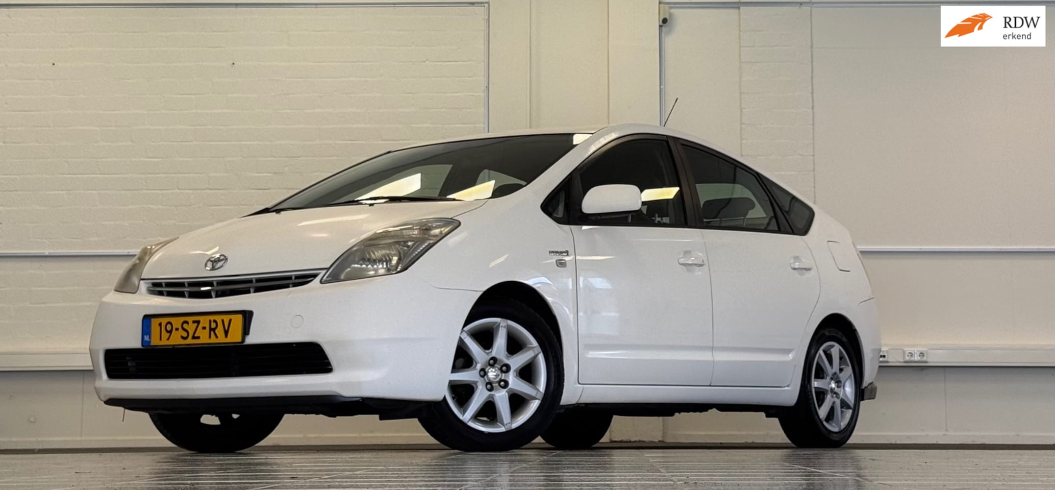 Toyota Prius - 1.5 VVT-i Garantie APK 14-04-2027 - AutoWereld.nl