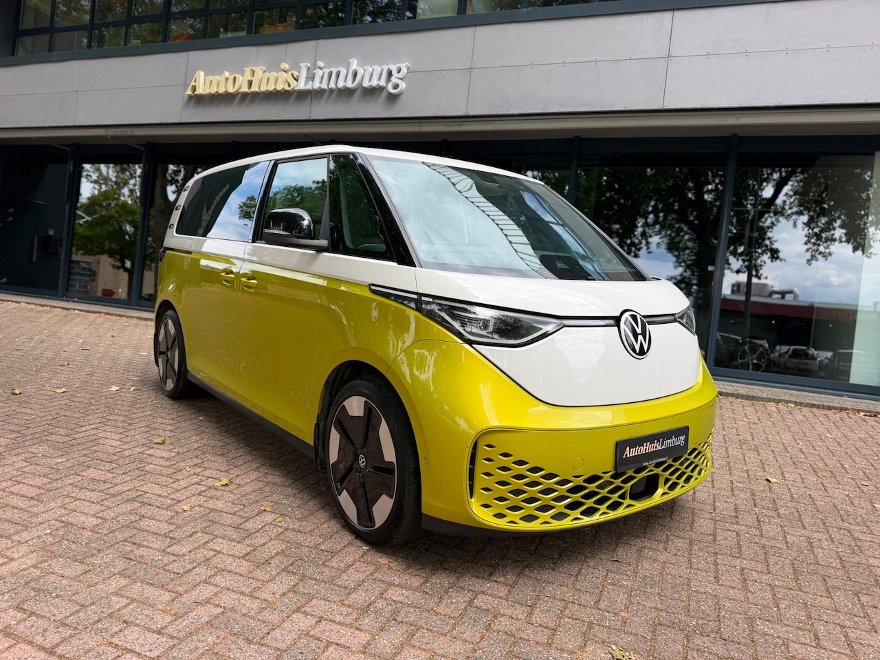 Volkswagen ID. Buzz - 1st 77kWh|Camera|Nav|Nieuwstaat|Trekhaak - AutoWereld.nl