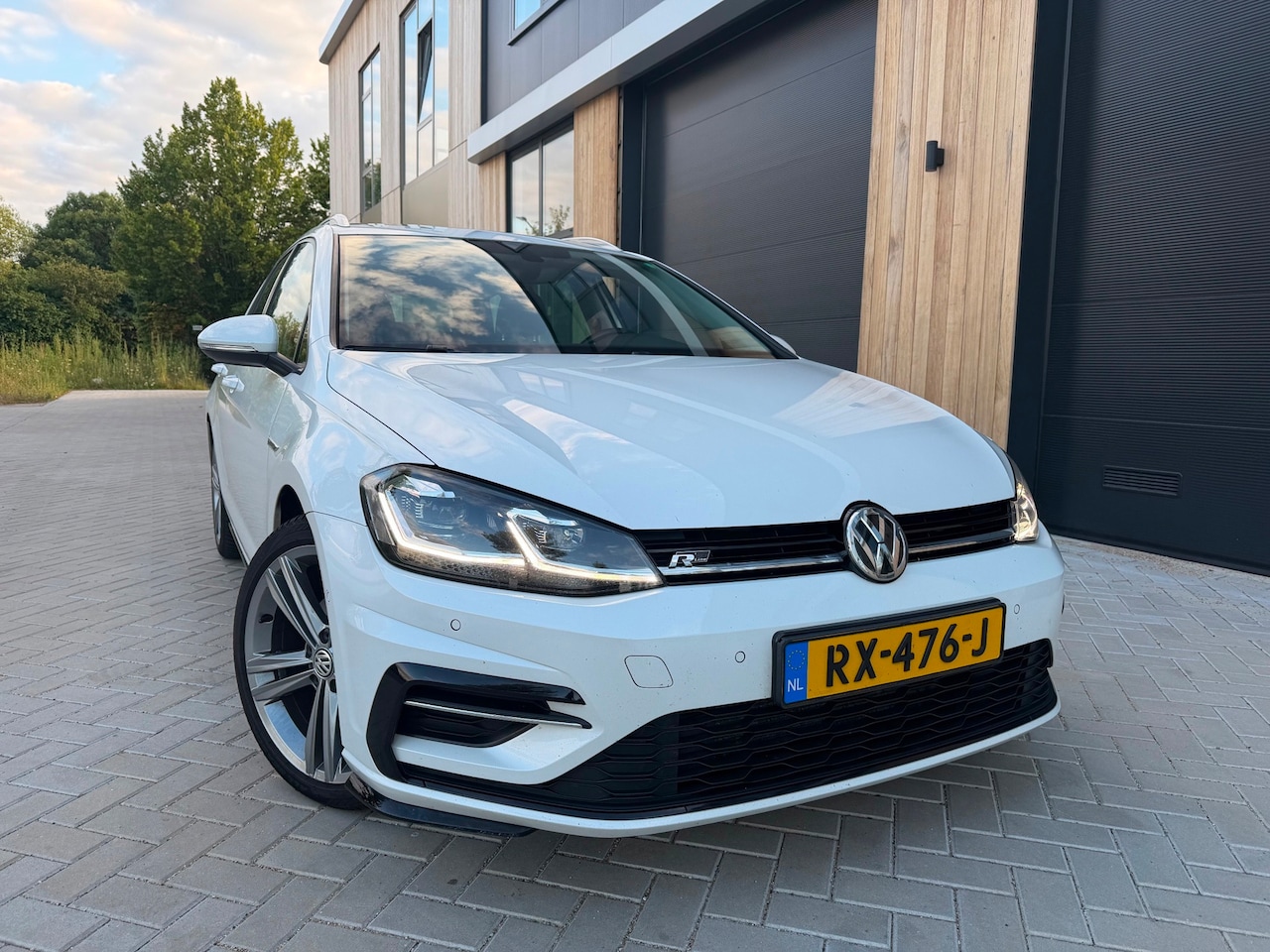 Volkswagen Golf Variant - 1.6 TDI R-Line (bj 2018) DSG PANO|XENON-FULL-LED|VIRTUAL DASH|TREKHAAK! - AutoWereld.nl