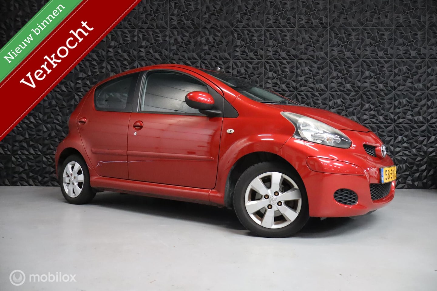 Toyota Aygo - 1.0-12V Aspiration Red Navigator | Elektr. ramen - AutoWereld.nl