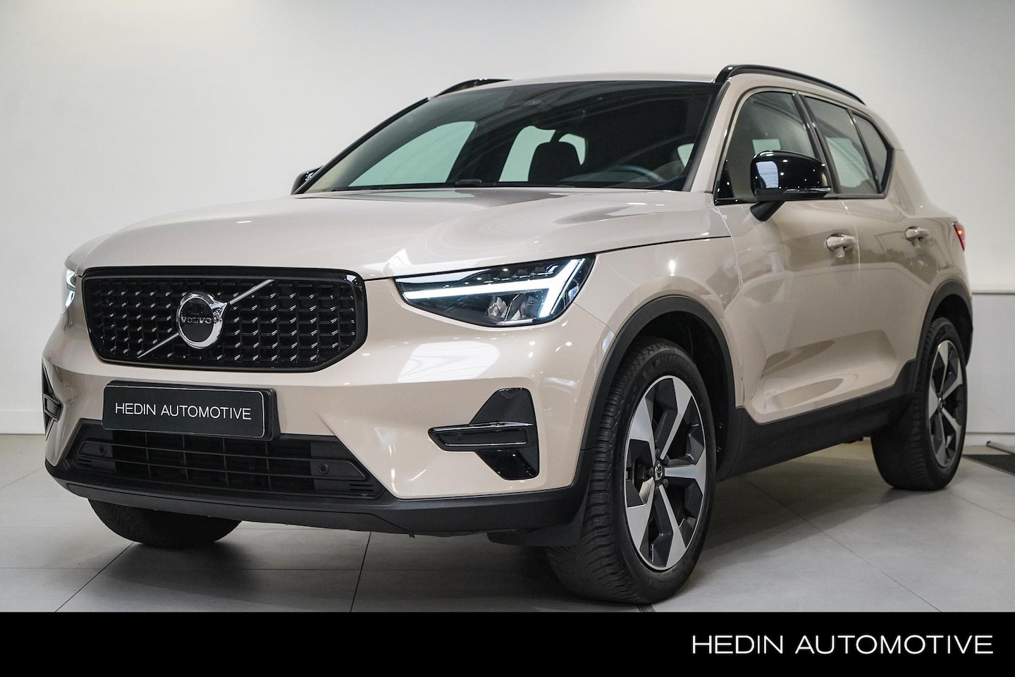 Volvo XC40 - B4 Plus Black Edition Mild Hybride 2.000 kg trekgewicht! | All Season banden | Stoelen ele - AutoWereld.nl