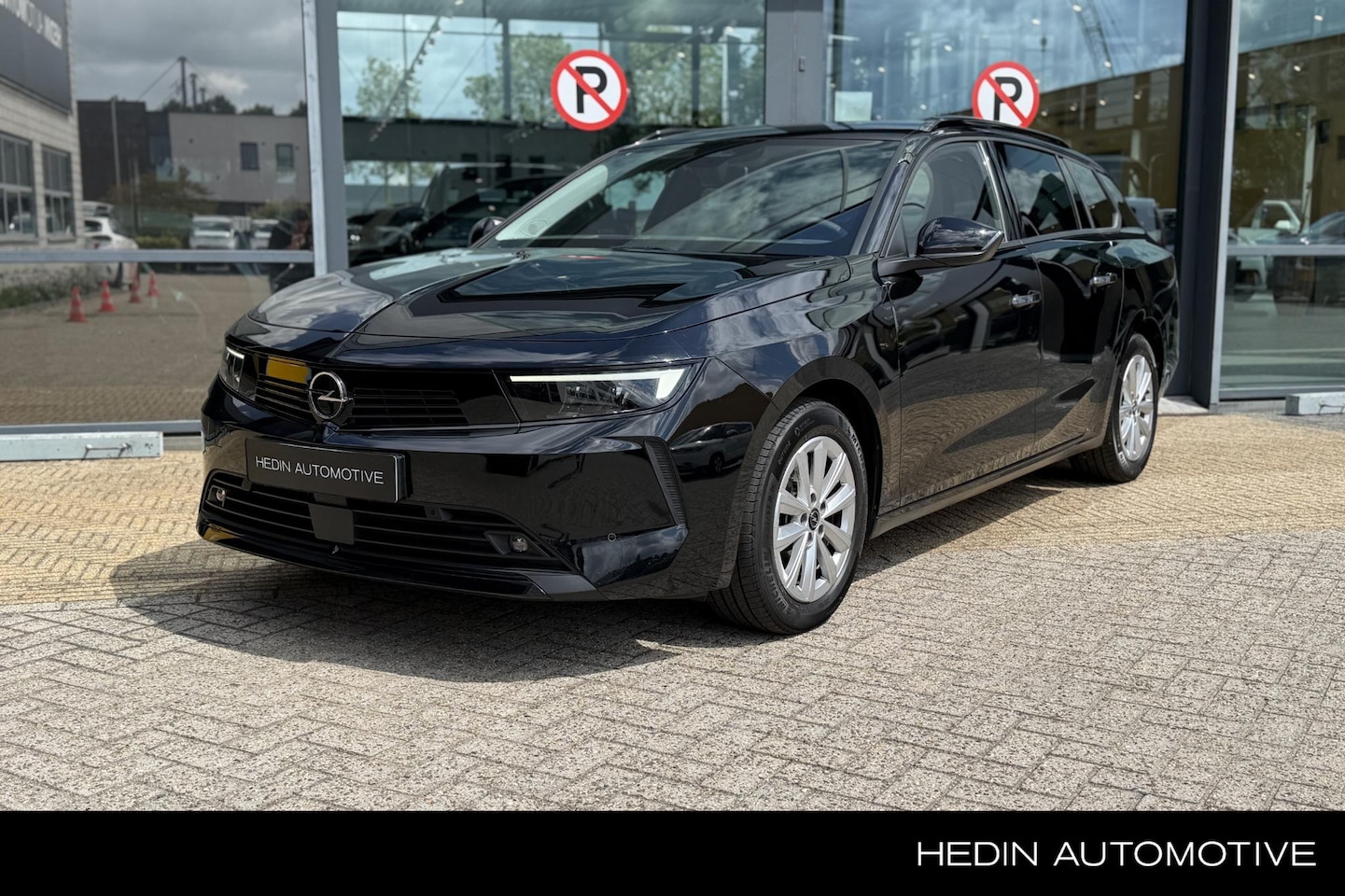 Opel Astra Sports Tourer - 1.2 Turbo Business Edition | Adapt. Cruise Control | Stuur/Stoelverw. | Navigatie | Camera - AutoWereld.nl