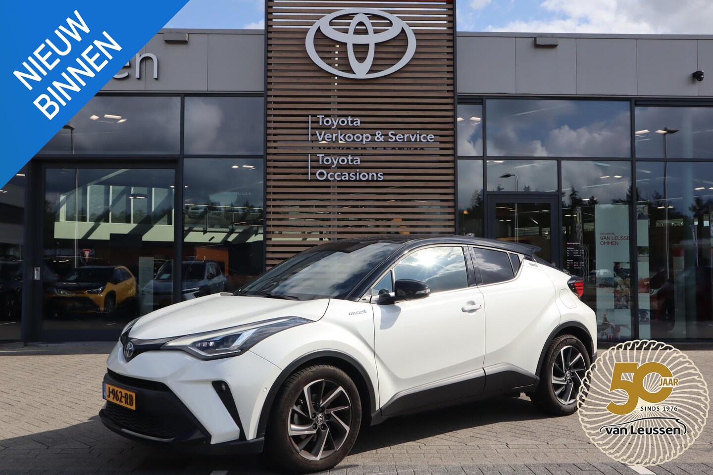 Toyota C-HR - 1.8 HYBRID BI-TONE AFN-TREKHAAK JBL-AUDIO NAVI KEYLESS STOELVERW. LED-PAKKET 18"LMV P-SENS - AutoWereld.nl