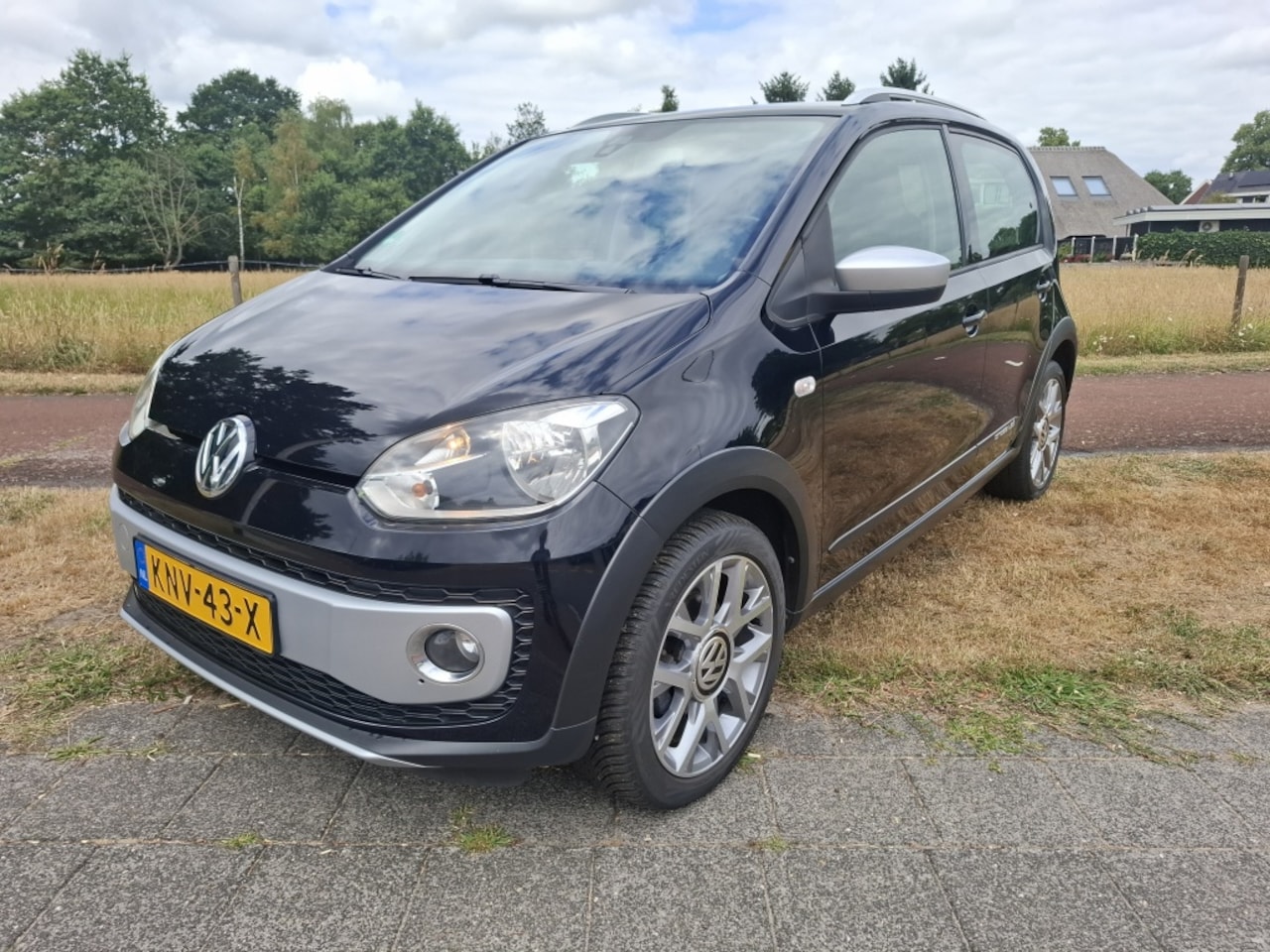 Volkswagen Up! - 1.0 cross up! BlueM. - AutoWereld.nl