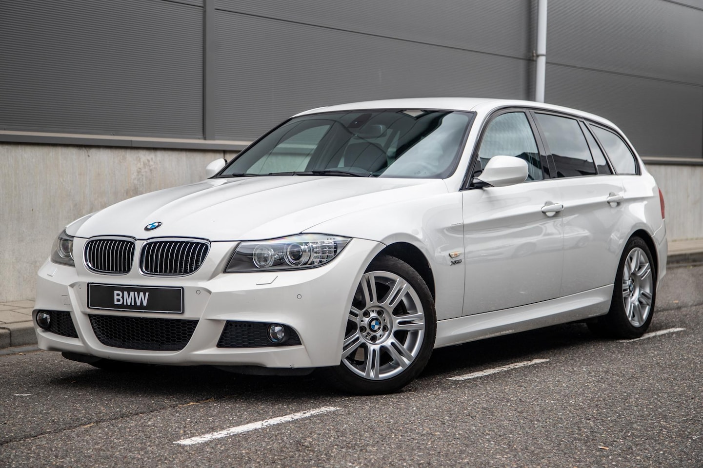 BMW 3-serie Touring - 325xi M Sport | Bluetooth | Trekhaak | PDC | HiFi - AutoWereld.nl