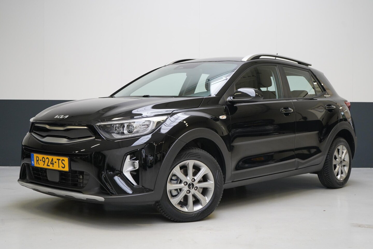 Kia Stonic - 1.0 T-GDi 120pk MHEV DynamicLine | Carplay | Trekhaak | All-seasonbanden | Camera | Cruise - AutoWereld.nl
