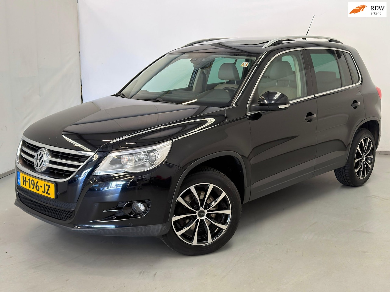 Volkswagen Tiguan - 2.0 TSI 4Motion / Pano / Leder / CarPlay - AutoWereld.nl