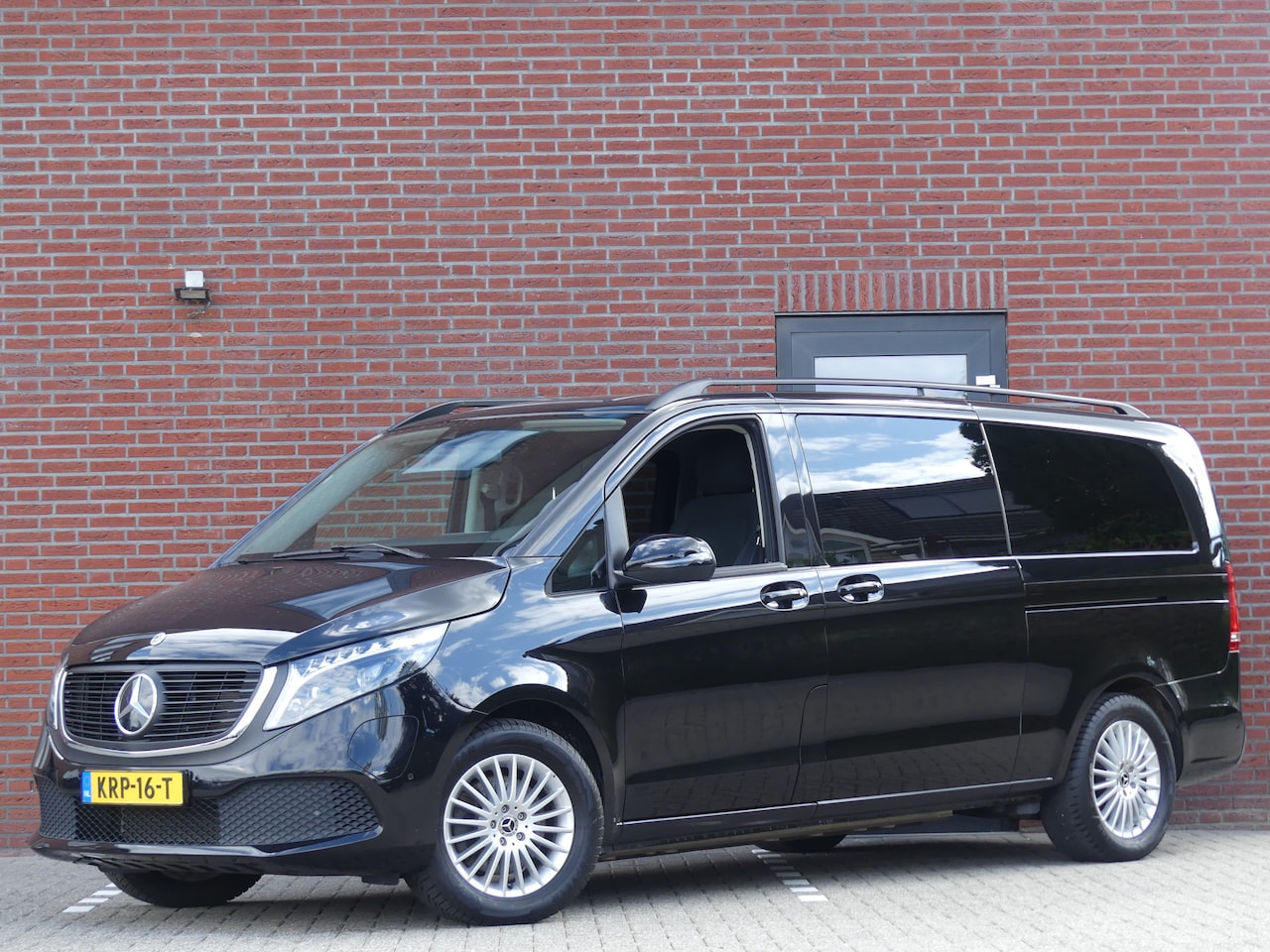 Mercedes-Benz EQV - 300 L3 5 persoons Rolstoelvervoer invalide rolstoel LED/Camera/PDC - AutoWereld.nl