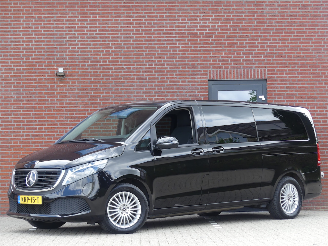 Mercedes-Benz EQV - 300 5 persoons rolstoelvervoer invalide rolstoel LED/Camera/PDC/Navigatie - AutoWereld.nl