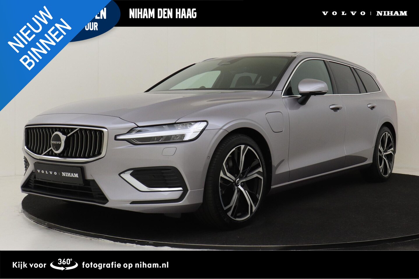 Volvo V60 - T6 PLUG-IN HYBRID AWD ULTRA BRIGHT *UNIEK!* -PANO.DAK|BOWERS&WILKINS|SLATE|360°CAM|HEAD-UP - AutoWereld.nl