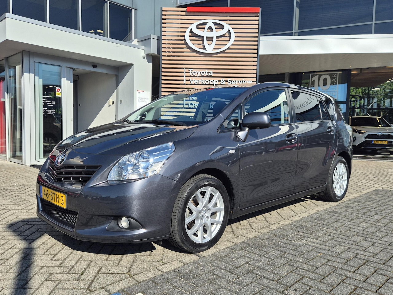 Toyota Verso - 1.8 VVT-i Business AUTOMAAT NAVI CAMERA PARK-SENSOREN CRUISE PANODAK - AutoWereld.nl