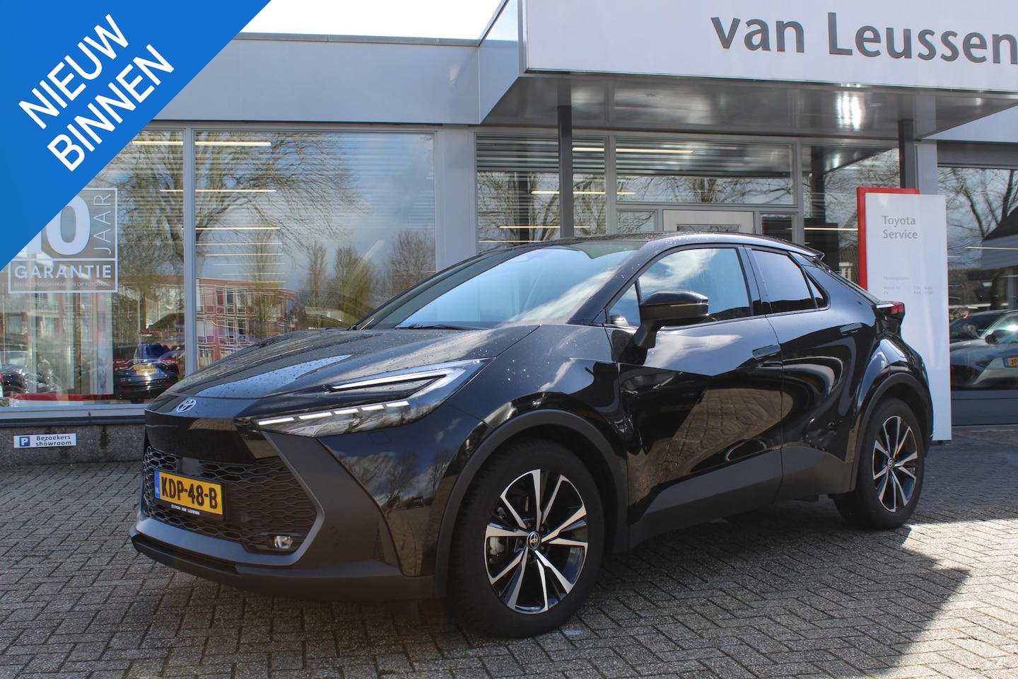Toyota C-HR - 1.8 HYBRID 140 FIRST-EDITION DODEHOEK DETECTIE KEYLESS STUUR&STOELVERW EL-A.KLEP LED DAB - AutoWereld.nl