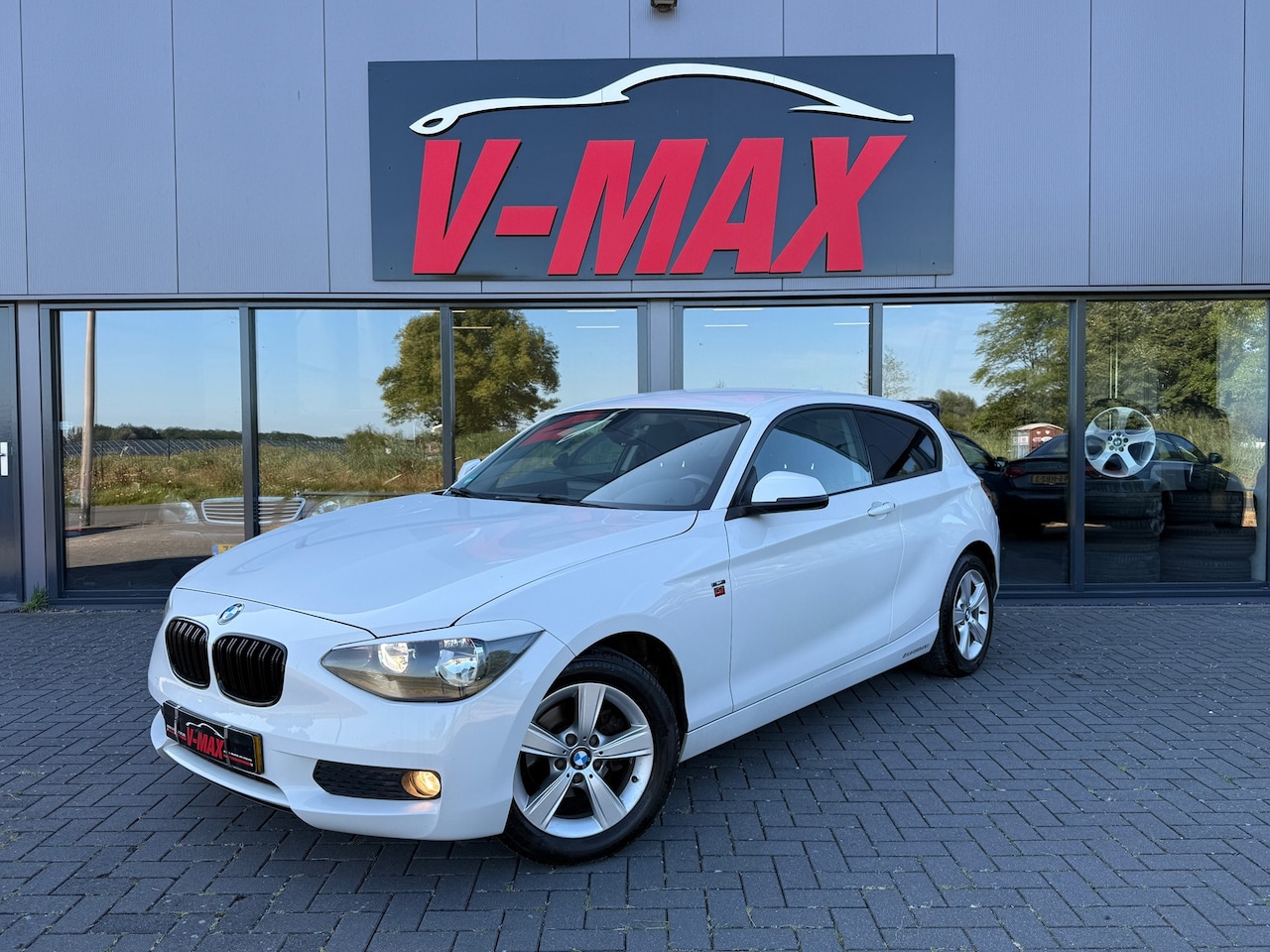 BMW 1-serie - 116i Business+ Sport Naviprof Clima Pdc Sportinterieur - AutoWereld.nl