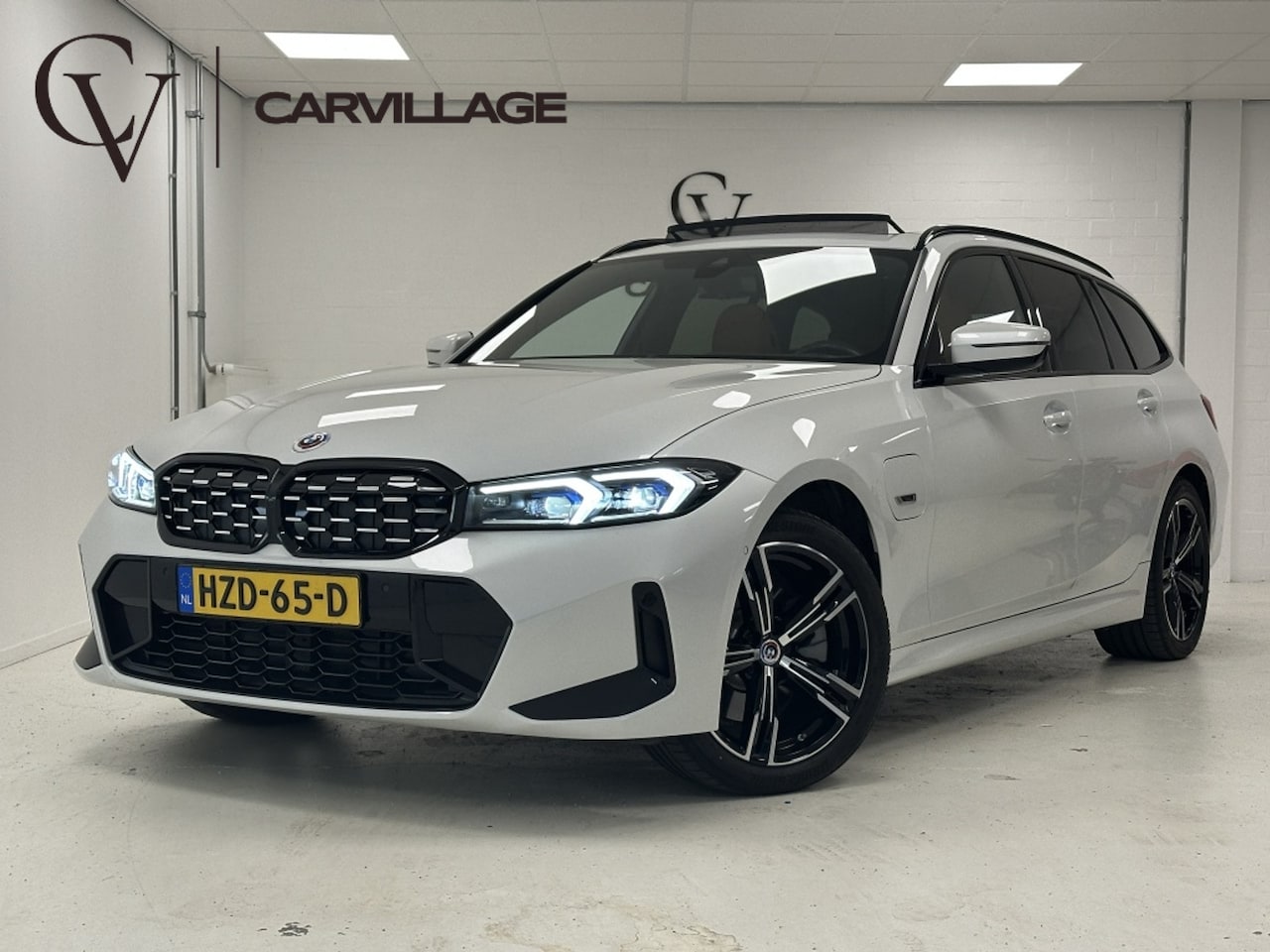 BMW 3-serie Touring - 330e xDrive M-Sport | Facelift | Panoramdak | Mineralweiss | - AutoWereld.nl