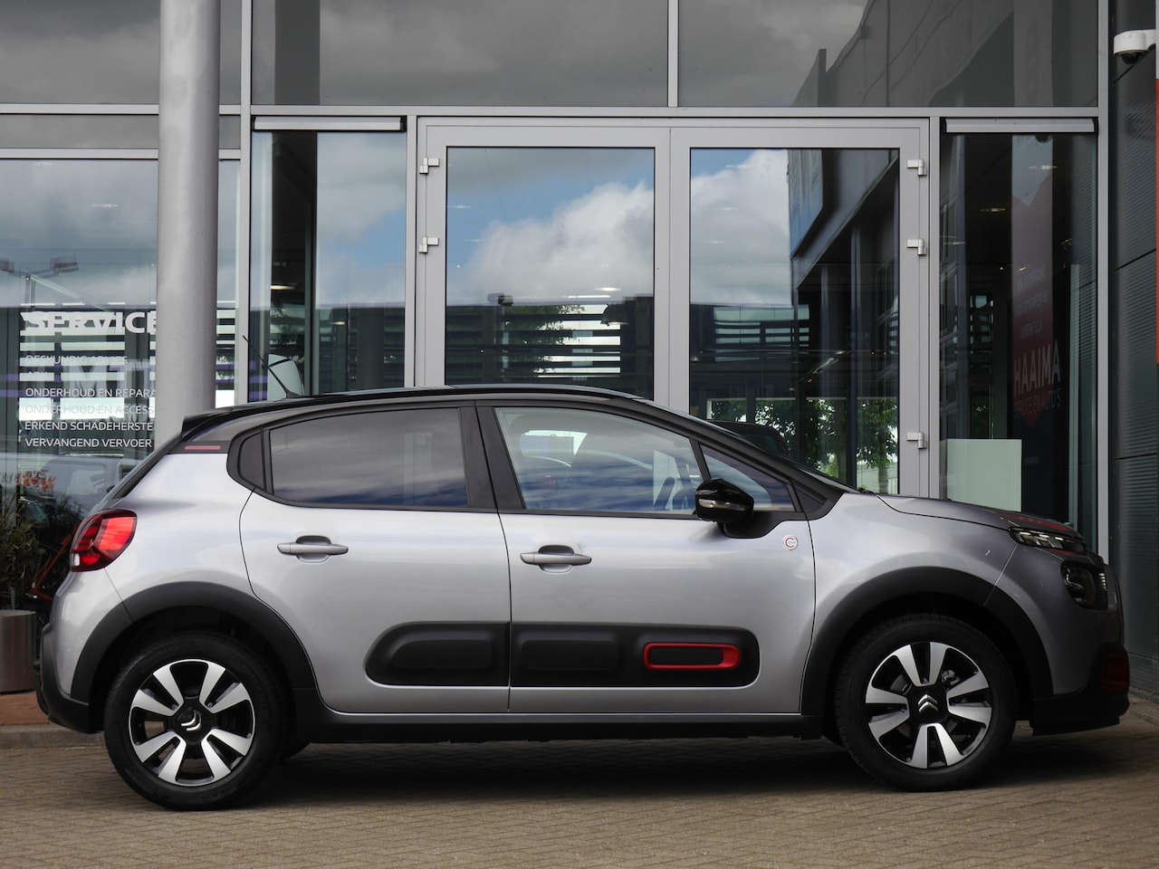Citroën C3 - 1.2 PureTech C-Series | Trekhaak | Navigatie | Climate Control | Zwart dak | Lichtmetalen - AutoWereld.nl