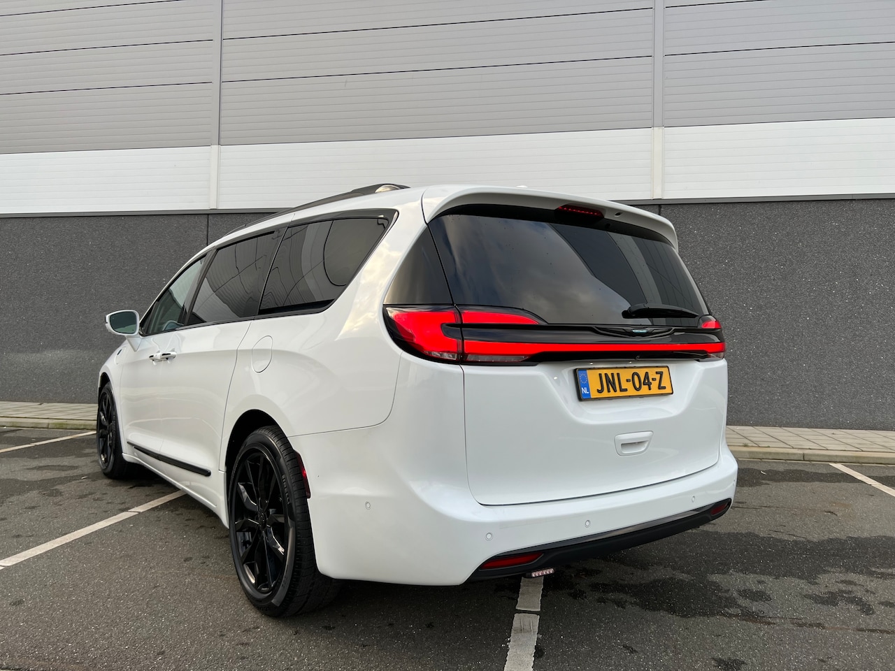 Chrysler Pacifica - 3.6 V6 Hybrid 7 Persoons / Plug-In Hybrid - AutoWereld.nl