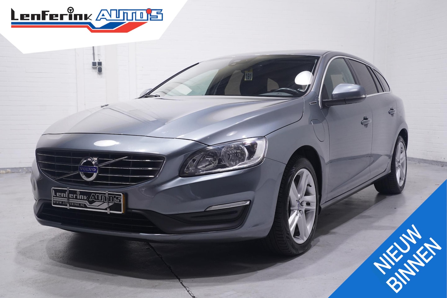 Volvo V60 - 2.4 D5 Twin Engine Lease Edition Momentum AWD Navigatie 17"-LMV trekhaak half lederen bekl - AutoWereld.nl
