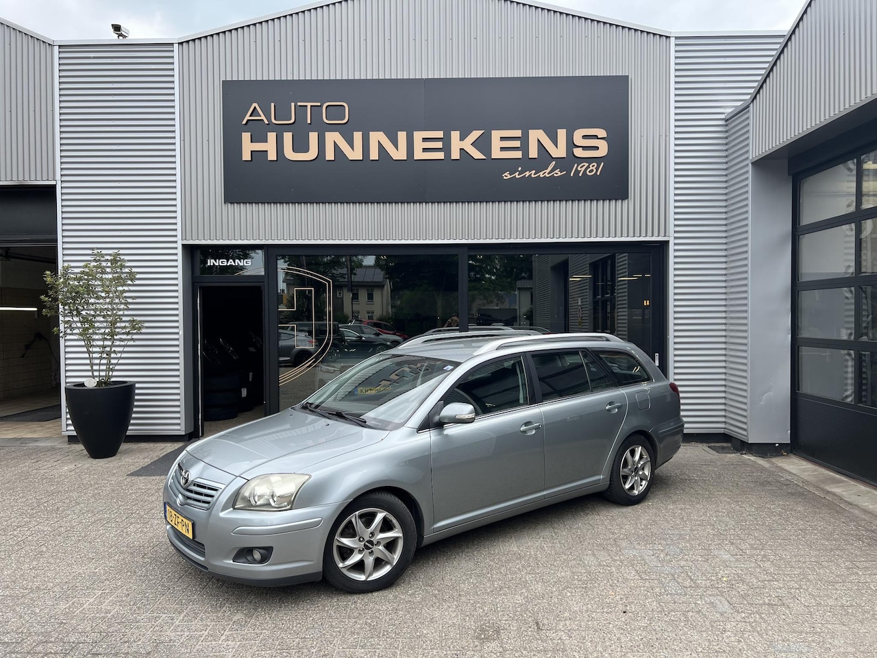 Toyota Avensis Wagon - 1.8 VVTi Luna Cruise control | Airco | Trekhaak | Electrische ramen - AutoWereld.nl