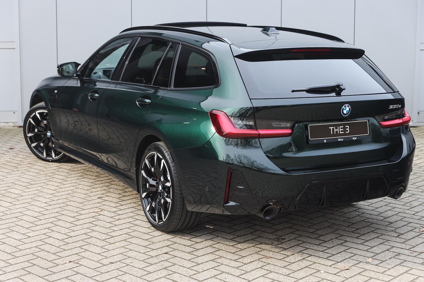 BMW 3-serie Touring - 330e M Sport Automaat / Panoramadak / Trekhaak / Sportstoelen / Adaptieve LED / M Adaptief - AutoWereld.nl