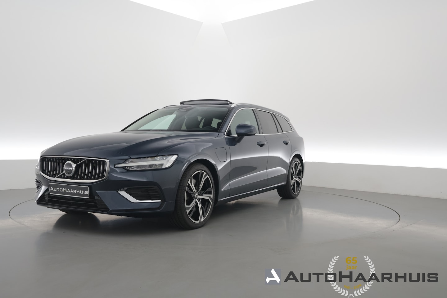 Volvo V60 - 2.0 T6 Plug-in hybrid AWD Plus Dark | Pano | HUD | Memory Seats | 360cam | 19'' | Leder | - AutoWereld.nl