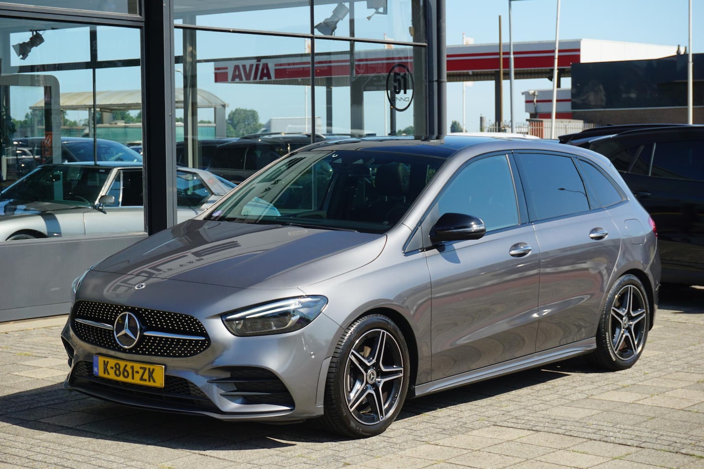 Mercedes-Benz B-klasse - 200 Business Solution AMG | PANO | massage | trekhaak | sfeer | elct stoelen - AutoWereld.nl