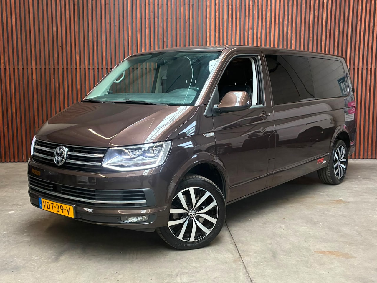 Volkswagen Transporter - 2.0 TDI L2H1 DC Highline Dubbele Cabine Automaat 204 pk - AutoWereld.nl