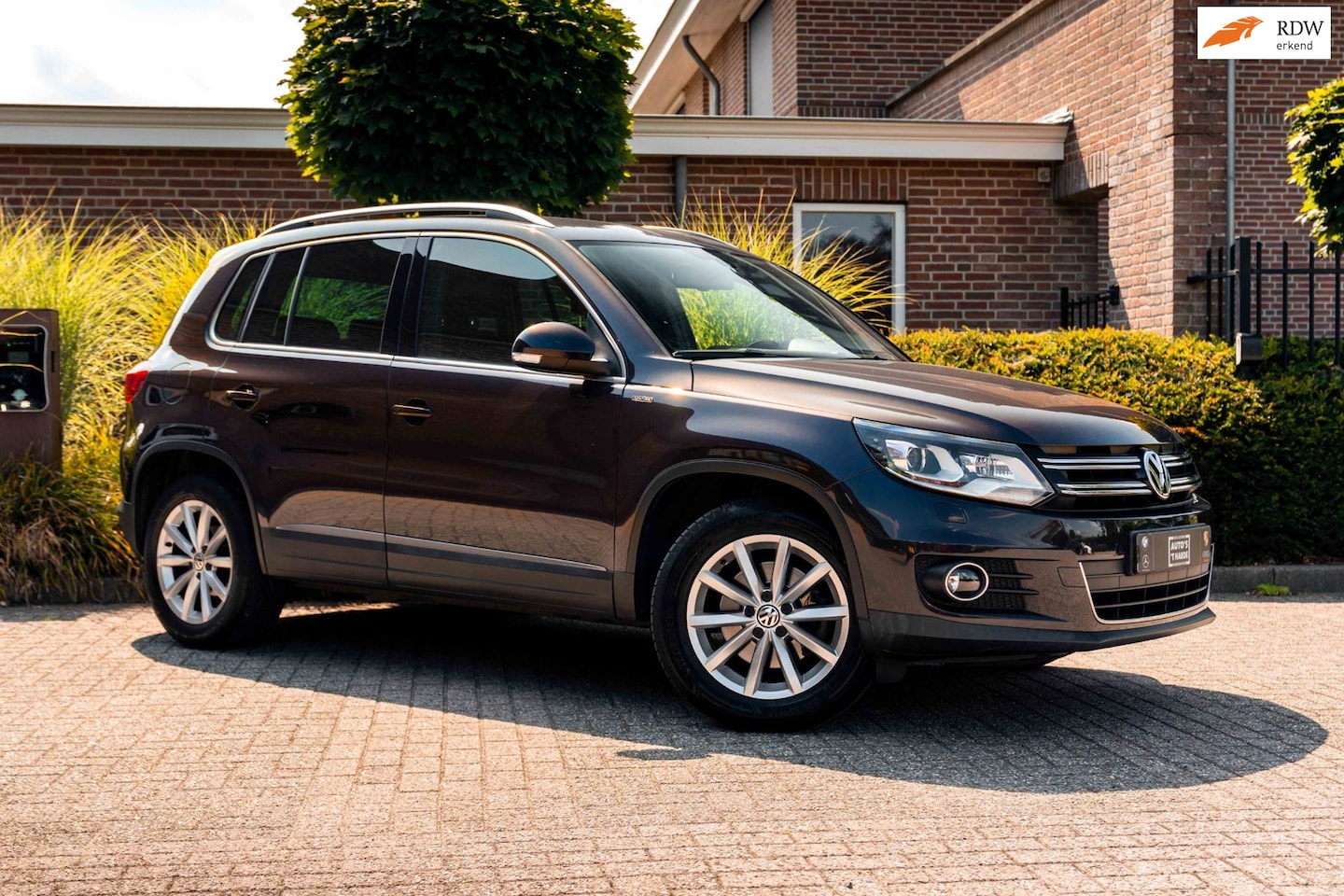 Volkswagen Tiguan - 1.4 TSI Lounge Edition 160 PK Aut. Xenon Camera Trekhaak Stoelverwarming 17'' - AutoWereld.nl