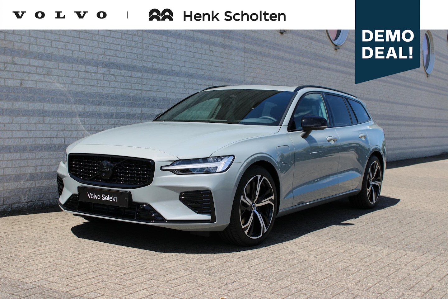 Volvo V60 - T8 Plug-in hybrid AWD Plus Perform. Ed. Dark | Elektrisch glazen panorama-dag | Adaptive C - AutoWereld.nl
