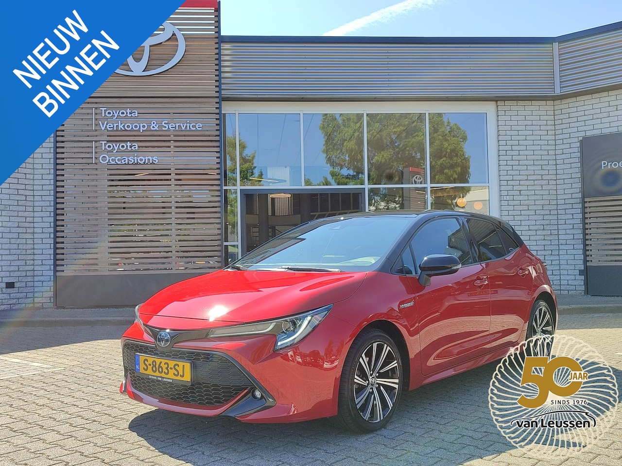 Toyota Corolla - 1.8 HYBRID STYLE BI-TONE STOELVERW TREKHAAK KEYLESS 17'' LM-VELGEN APPLE/ANDROID CLIMA AD- - AutoWereld.nl