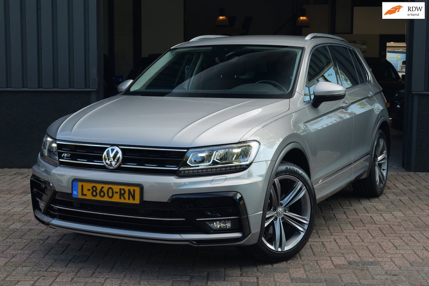 Volkswagen Tiguan - 1.4 TSI Highline R-Line LED|Virt. Dash|Navi - AutoWereld.nl