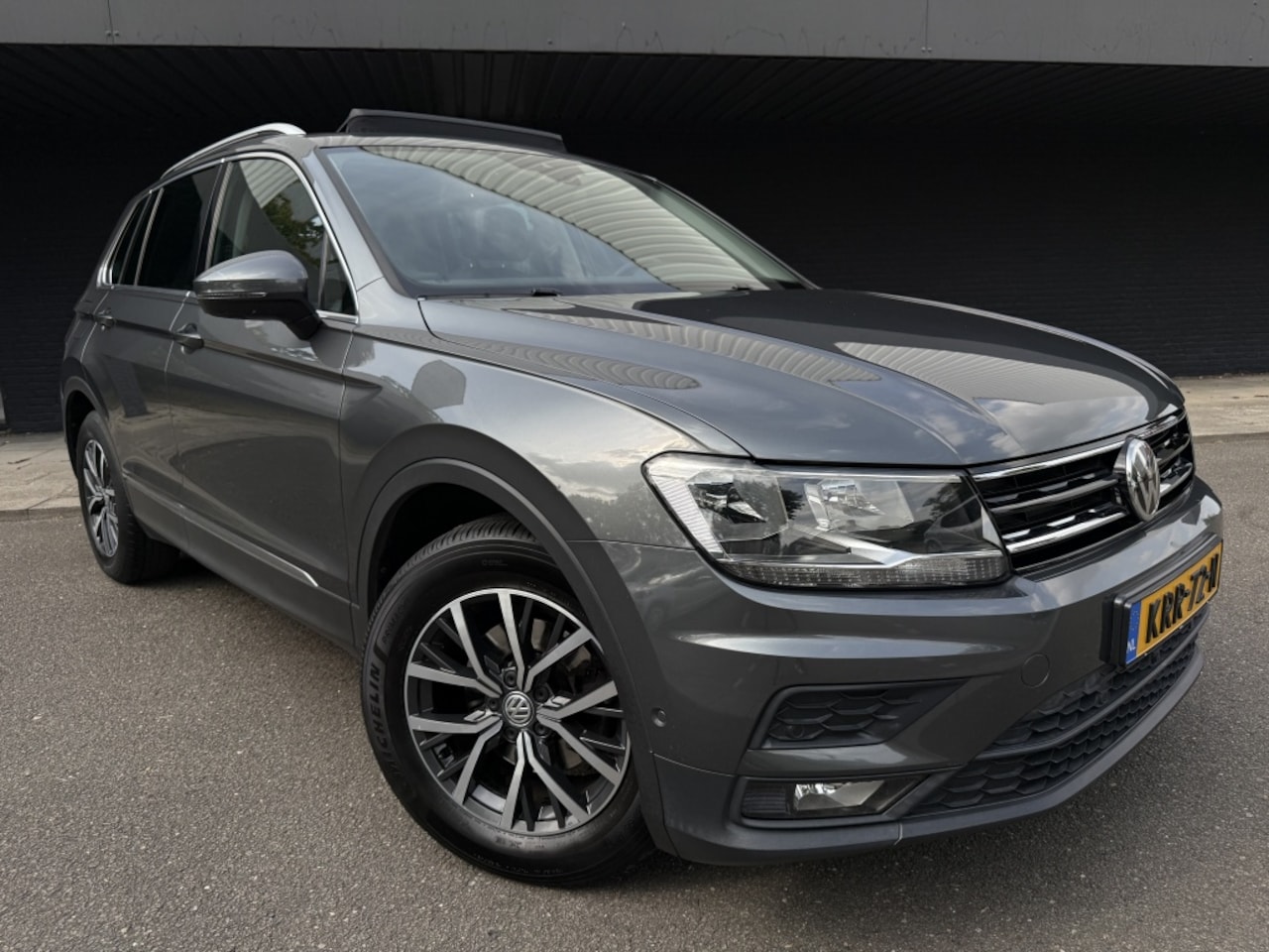 Volkswagen Tiguan - 1.5 TSI Active business - Pano - Leer - 360 graden camera - memory stoelen - - AutoWereld.nl